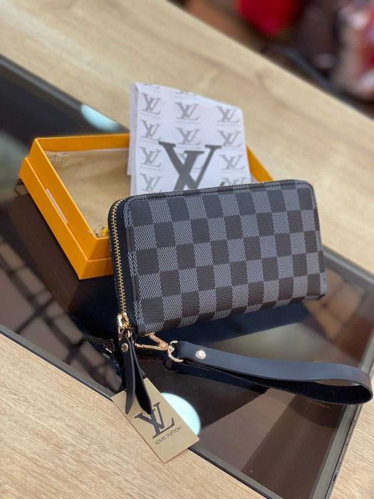 Louis Vuitton портфейли