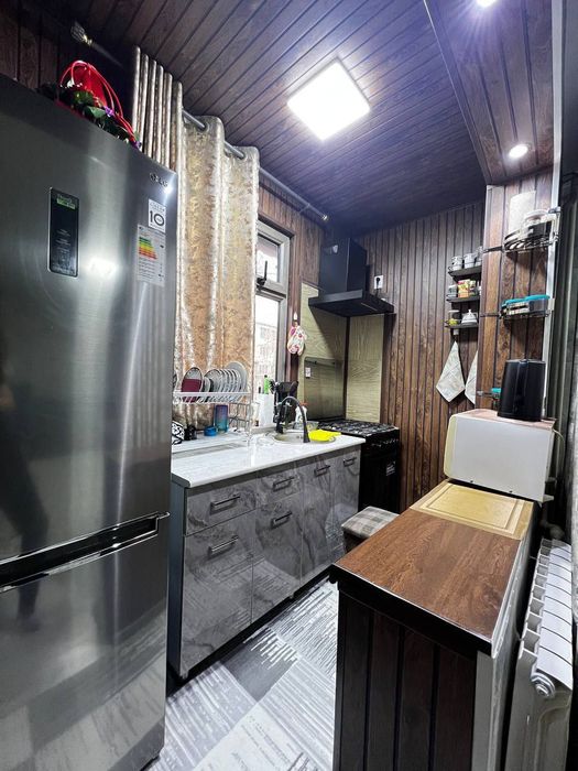 Продаётся двухкомнатная переделанная в 3х на м-в Ялангач