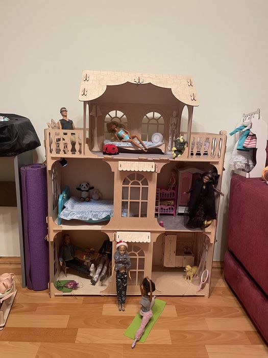 Деревянный домик для кукол