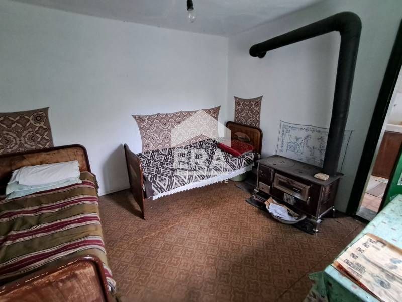 Едноетажна къща за продажба, с допълнителни сутеренен етаж, пристройка