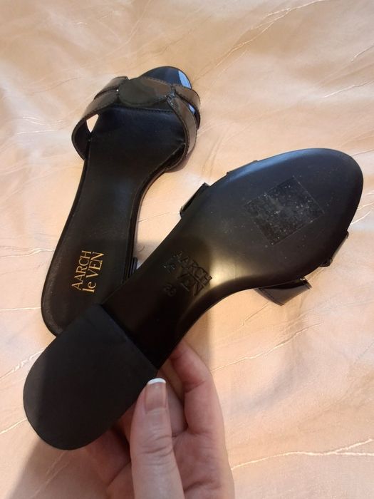 Papuci din piele lacuita neagra Aarch le Ven  36