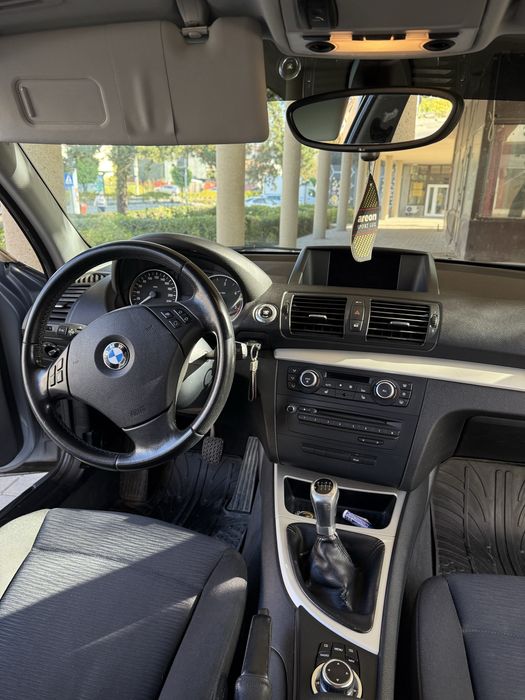 Vand/ Schimb cu Vivaro- Bmw seria 1  - 2011