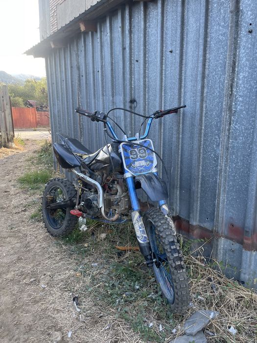 Motorul are schimbul de ulei facut la timp motorul are numai 10 ore,ce am pus nou carene noi toba noua frană etrier nou aceleratia nouă trebe str lant
