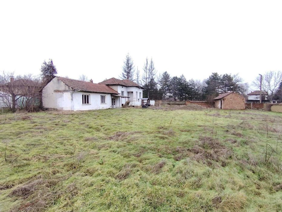 Къща с голямо и равно дворно място в близост до Плевен !