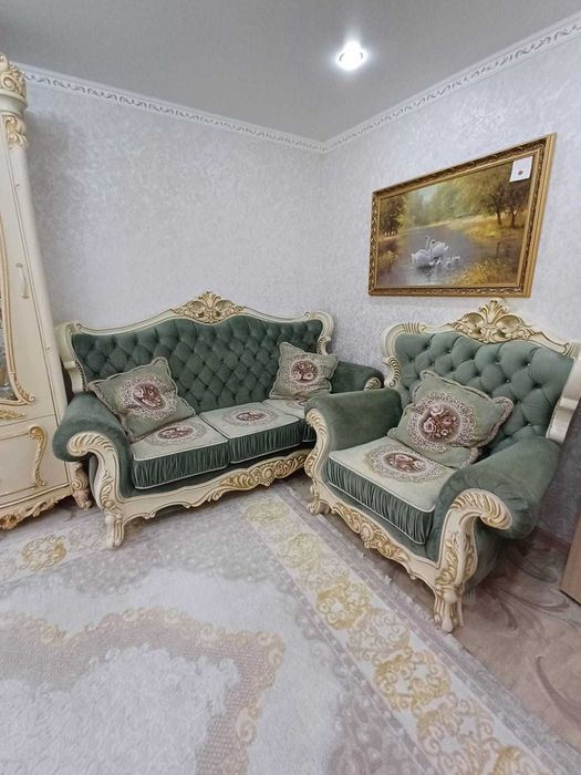 Продам диван Королевский с 2-мя креслами