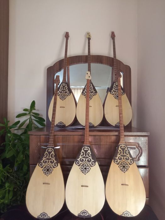 Домбыра сатамыз..