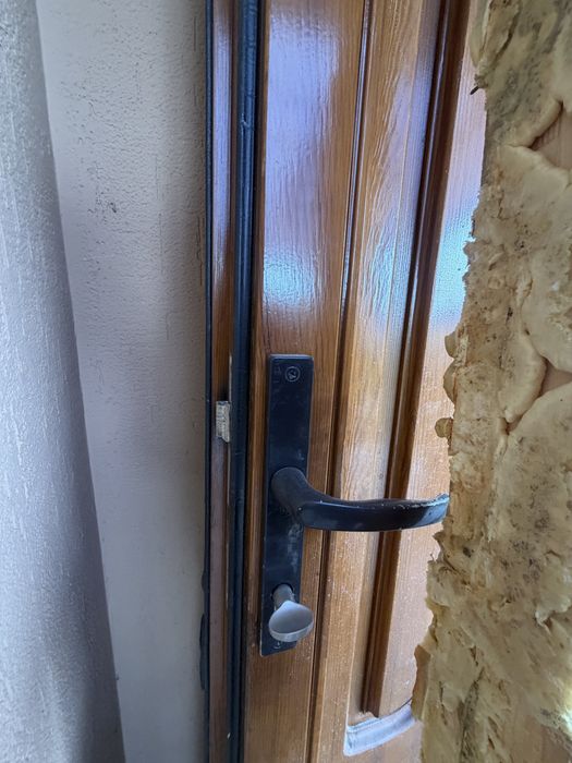 Продам входную деревянную дверь