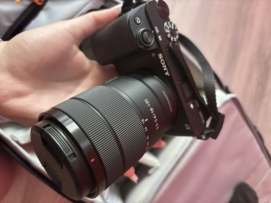 Sony A6400, obiectiv kit 18-135 mm + ghiozdan lowepro + card 128 GB