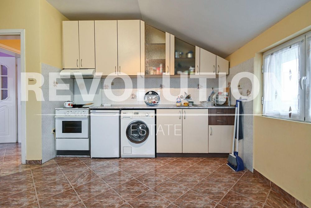Дава се под наем Етаж от къща в София, Модерно предградие - 300 кв.м за 750 € - Снимка #2