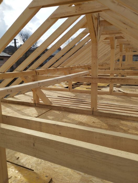 Executam case la rosu