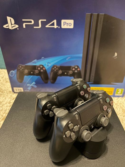 PlayStation 4 PRO 1TB, два контролера + подарък игра