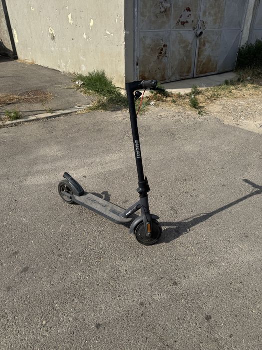 Vând trotinetă Ducati Pro-I Evo