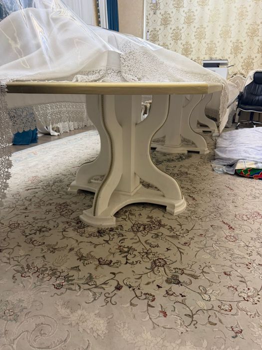 Белый стол длинный