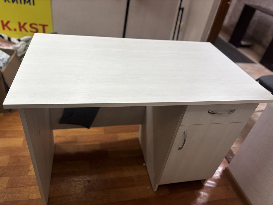Продам стол с ящиком