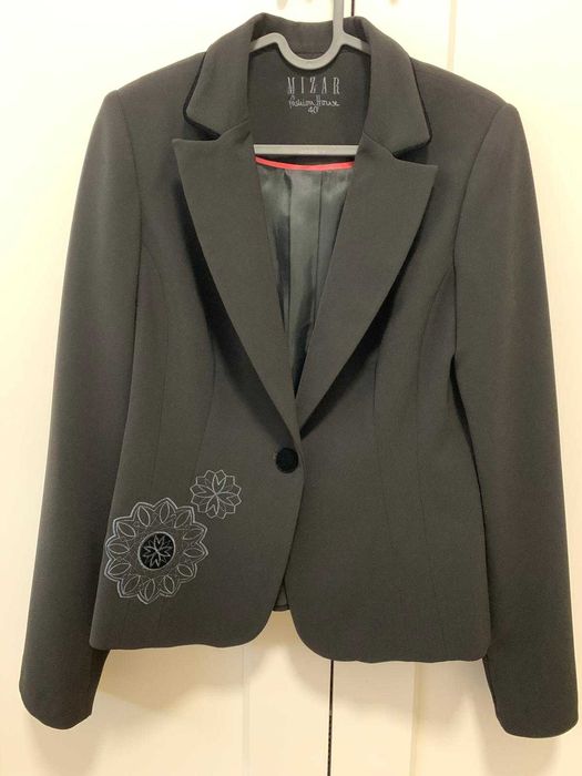 Costum dama MIZAR, sacou marime 40, fusta marime 42, negru cu broderie