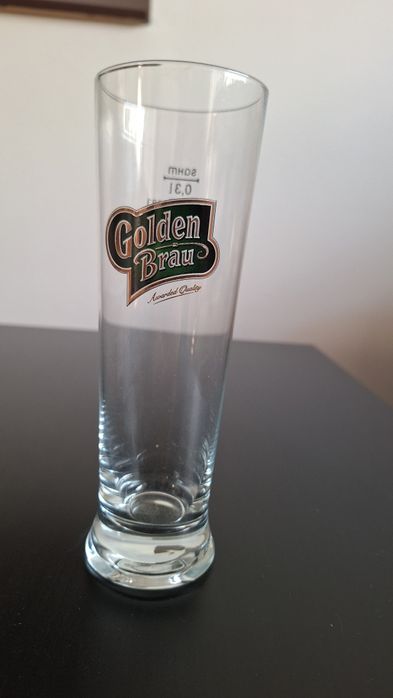 Farfurii, pahare, cani