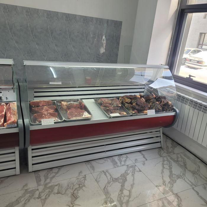 Витринный холодильник, морозильники,  стеллажи,  пила для мясо.