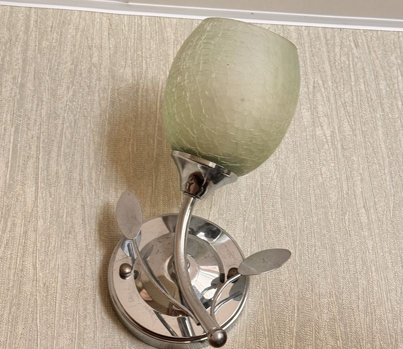 Продам люстры и бра.