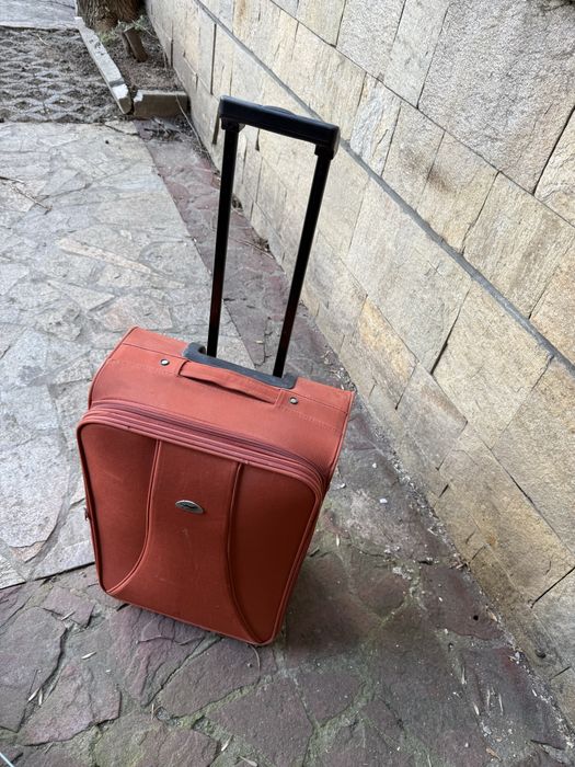 Оранжев куфар - захабен, но здрав