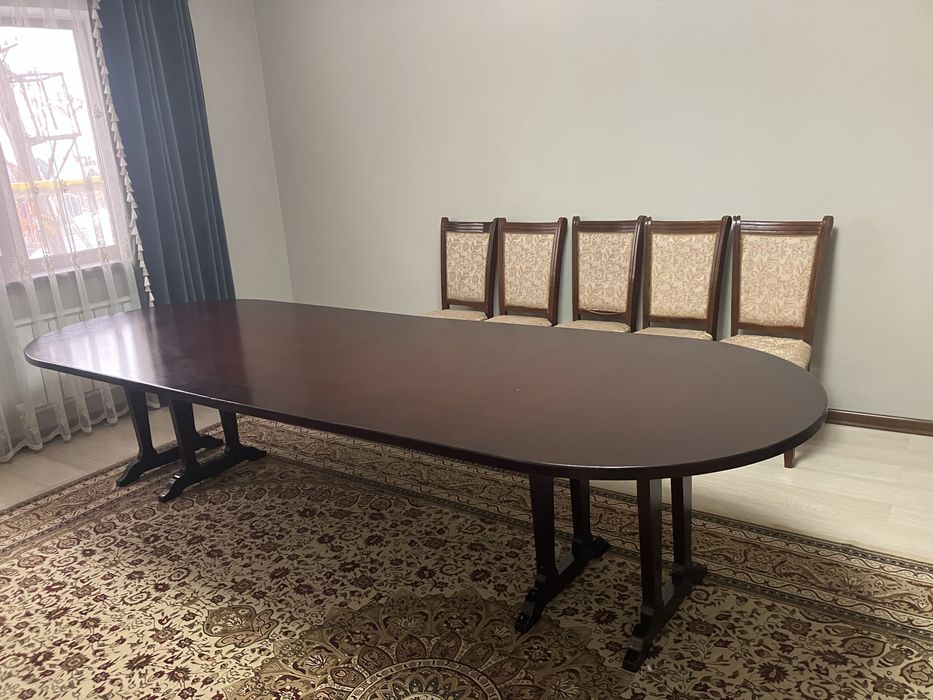 Стол гостинный в хорошем состояний