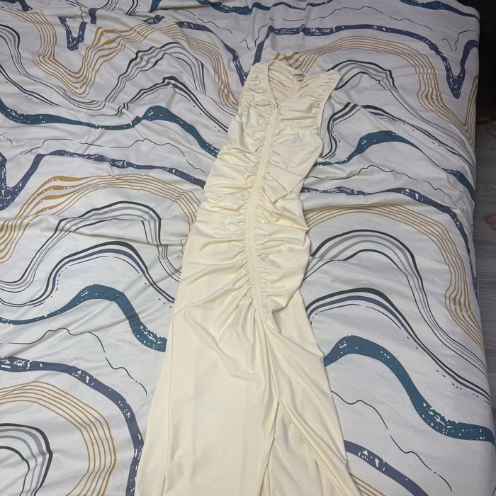 Rochie mulata pe corp , cu crapatura in fata
