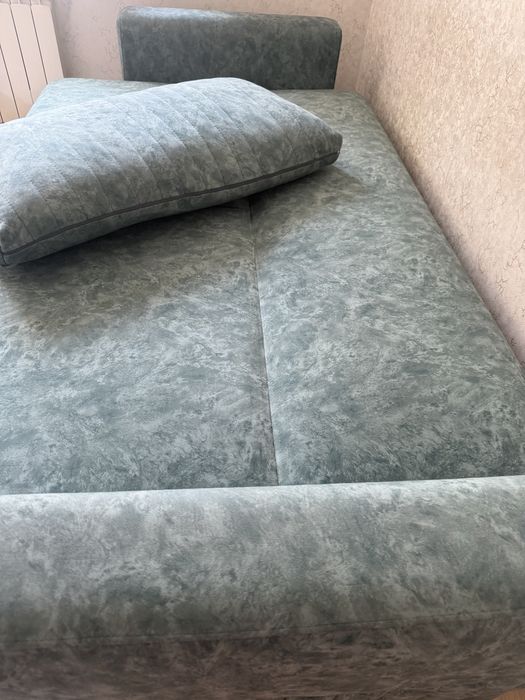 Диван зеленнгго цвета срочно