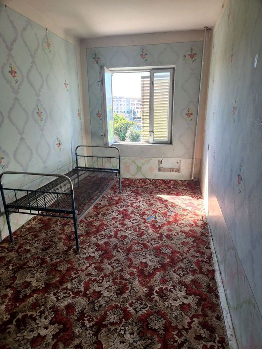 4 etajli domning 2 etajidagi uy sotiladi 4 xonali  6 metr balkoni bor