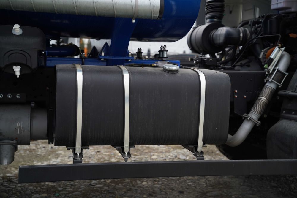 Автоцистерна водовоз для тех воды 10м3 на базе шасси КАМАЗ