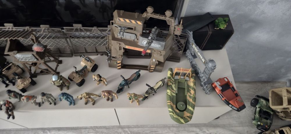 Продам игрушки военную базу