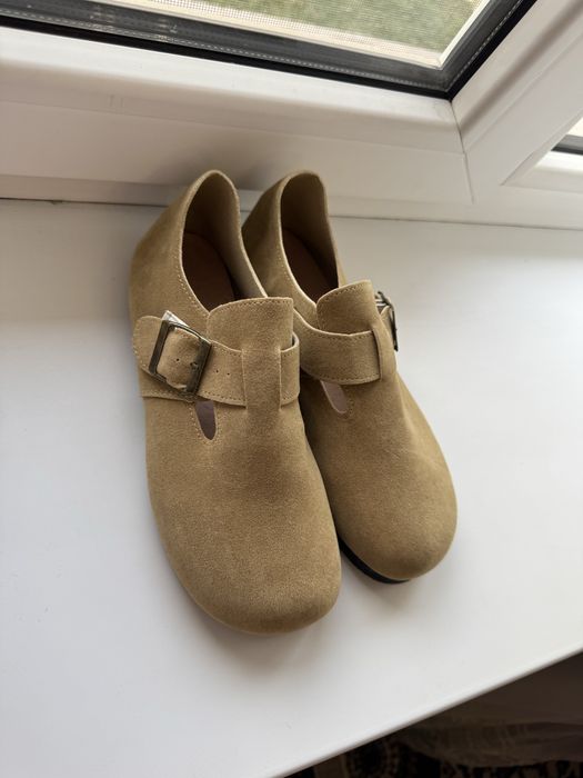 Замшевые туфли, как новые, надевала один раз р.38 (маломерят на 37)