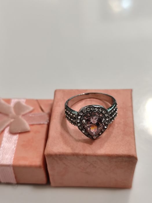 Златни пръстени 18к злато със сапфир Нови