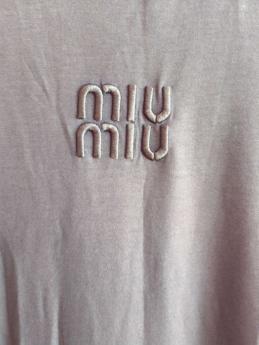 Страхотна изчистена памучна рокля на  Miu Miu с бродирано лого .