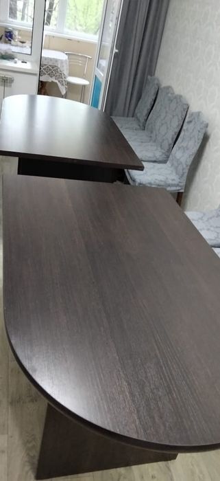 Продам большой гостиный стол.