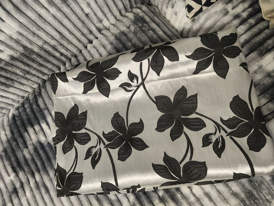 Vând draperie model floral preț fix