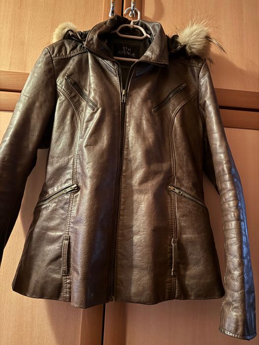 Луксозно дамско яке от естествена кожа с качулка и естествен пух