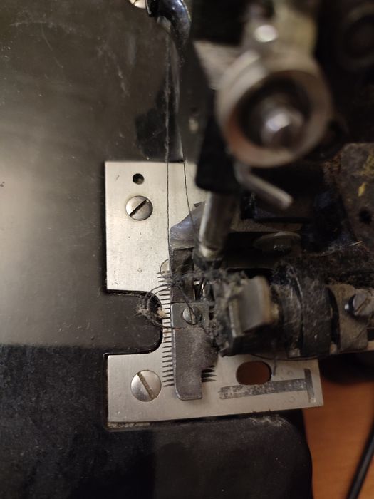 Продам оверлок 51