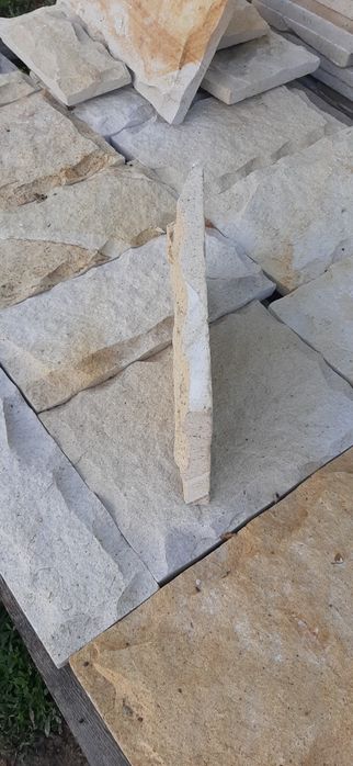 Piatra cioplita manual