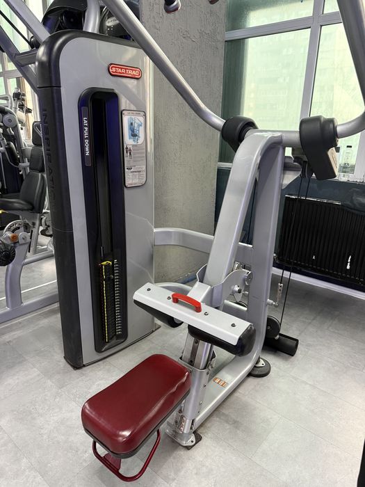 Lat pull down Star Trac Aparate fitness Technogym Matrix Hoist sala