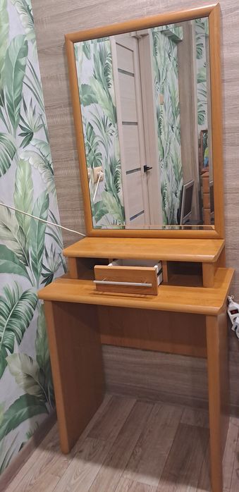 Туалетный столик трюмо стол