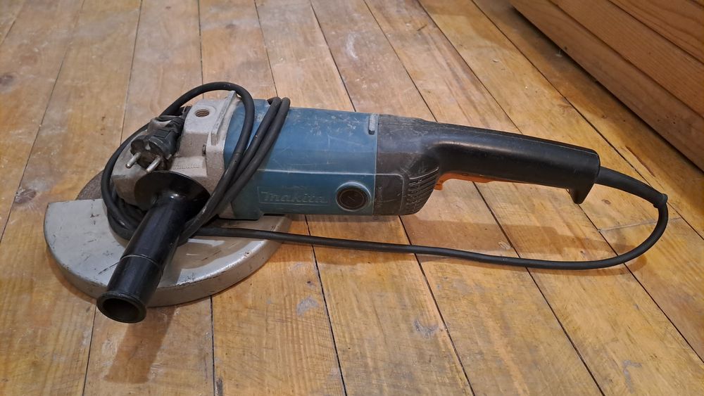 Fierastrau circular, fierastrau pendular si polizor angular MAKITA.