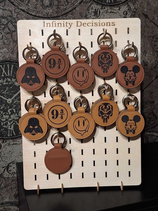 Различни видове дървени ключодържатели и джобчета за чип