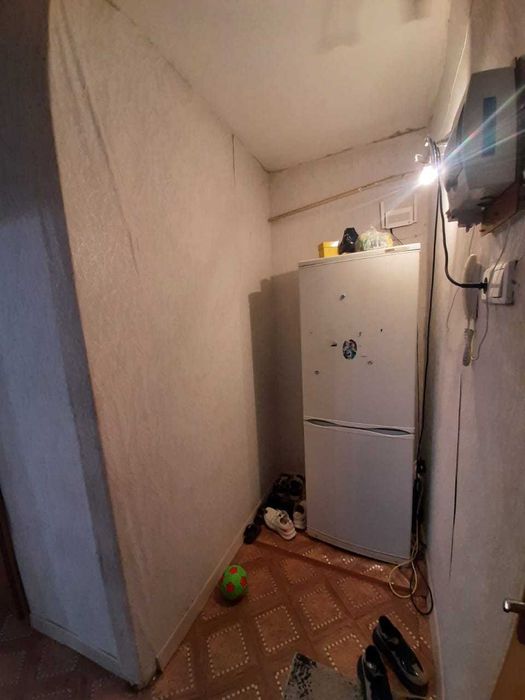продам 1 комнатную петренко 11