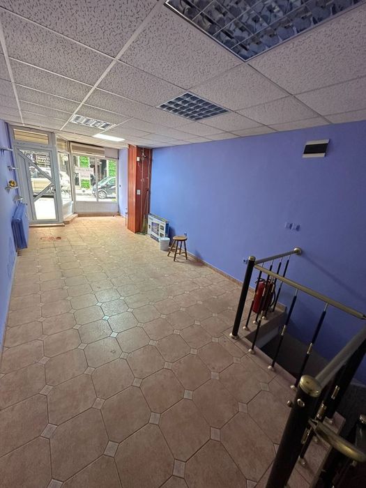 Търговско помещение на ул. Подуево – 2 нива, витрина, готово за бизнес