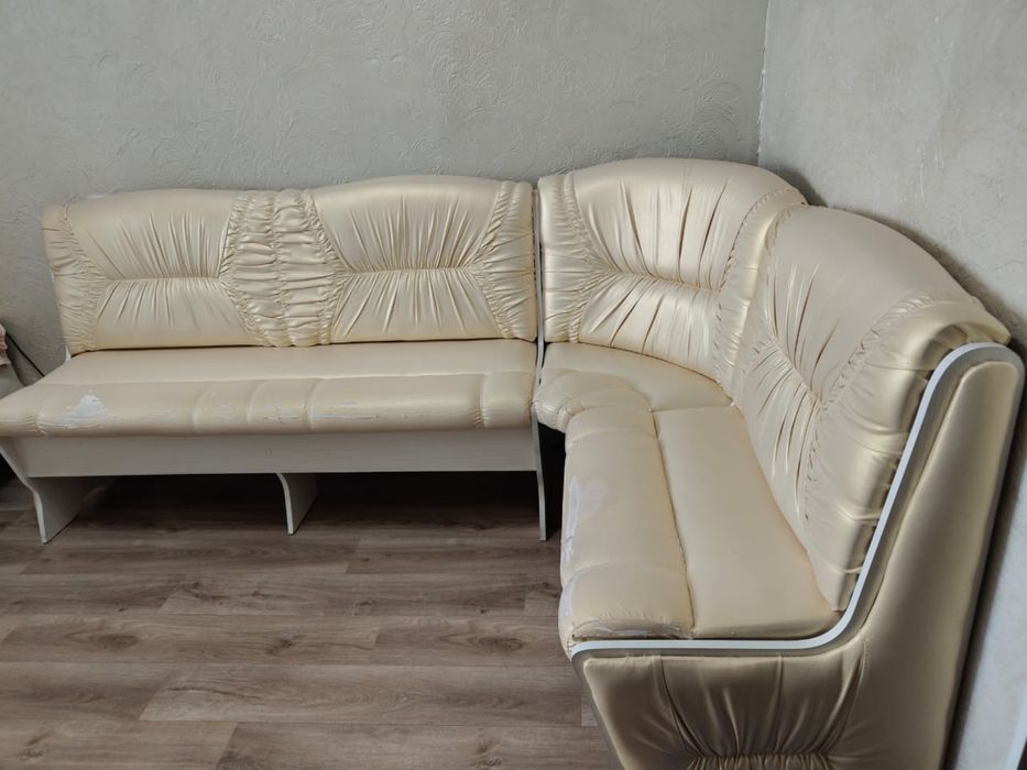 Кухонный стол с диваном уголок