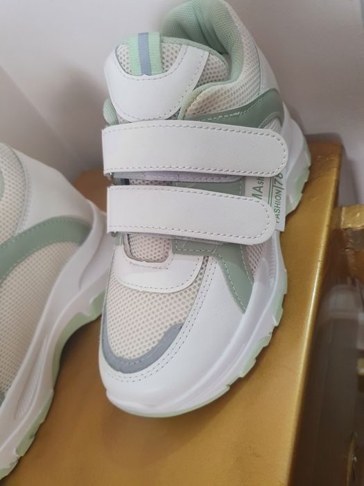 Кроссовки белого цвета