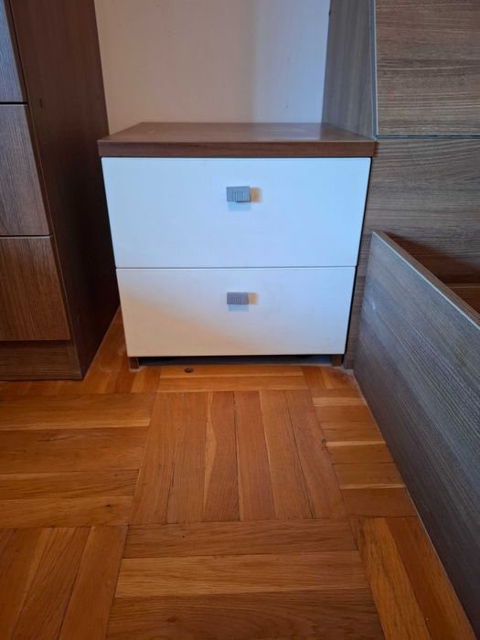 Нощно шкафче с две чекмеджета
