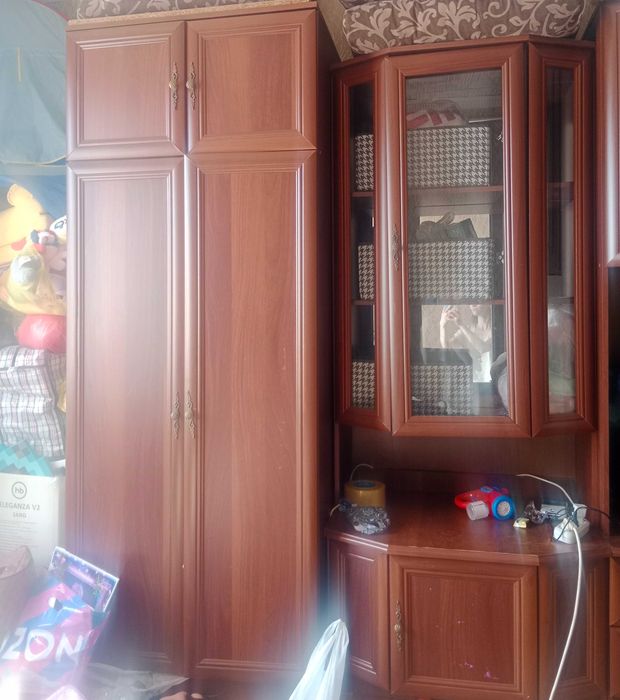 Продам стенку (сервант два шкафа по бокам)