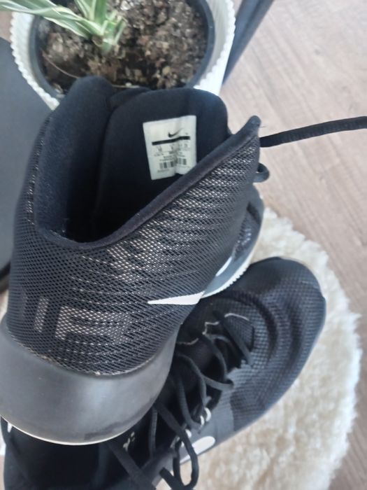 Vând adidași Nike
