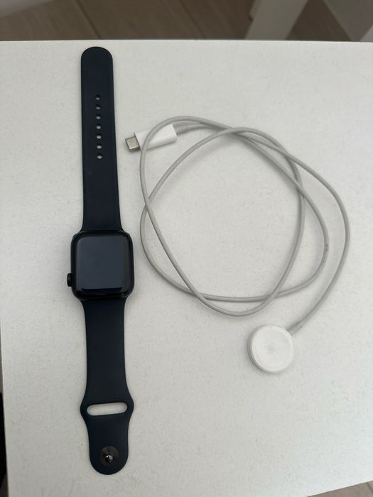 Продается Apple watch SE