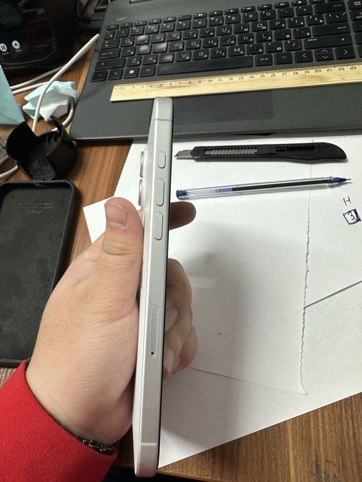 Продам айфон 16+ 128 белый